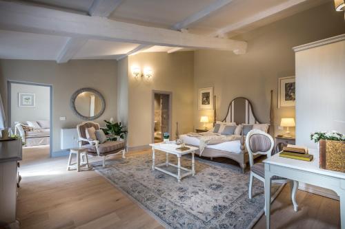 uma sala de estar com uma cama e uma mesa em Palazzo Ridolfi - Residenza d'Epoca em Florença