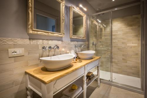 a bathroom with two sinks and a shower at Palazzo Ridolfi - Residenza d'Epoca in Florence