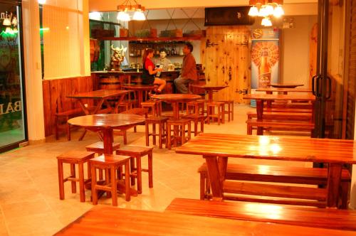 a restaurant with wooden tables and wooden chairs at Arenas Hotel & Spa in Tacna