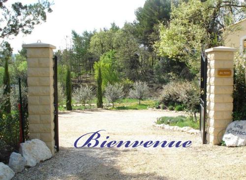 a gate to a garden with the name bernnesne at Les Cerises in Saint-Saturnin-lès-Apt