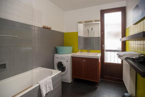 La salle de bains est pourvue d'un lave-linge et d'un lavabo. dans l'établissement RENTY Côté Parc Parking inclus, à Marseille