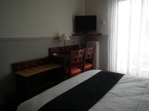 Postel nebo postele na pokoji v ubytování Logis Cosy - Hôtel Le Moulin Neuf - Chantonnay