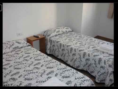 Un pat sau paturi într-o cameră la Habitacions Casa Roberto