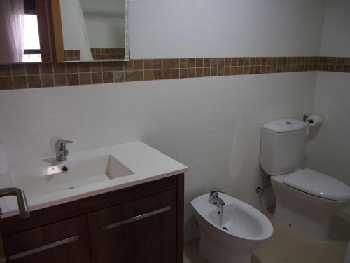 ベニドルムにあるKronos Apartmentのバスルーム(洗面台、トイレ、鏡付)