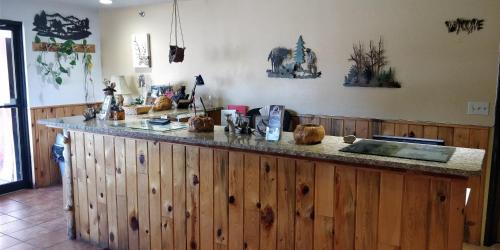 W pokoju znajduje się kuchnia z drewnianym blatem. w obiekcie Buffalo Bill's Antlers Inn w mieście Cody