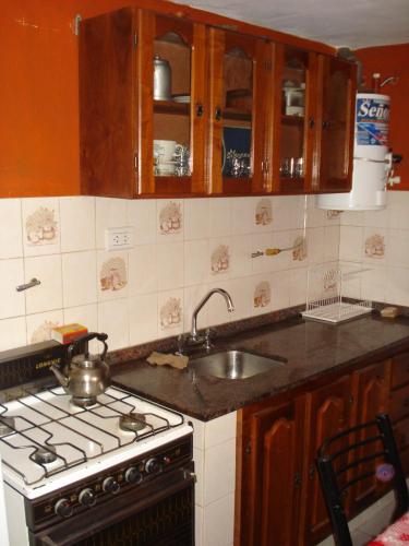 cocina con fogones y fregadero en Departamento carlos paz en Villa Carlos Paz