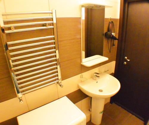 Koupelna v ubytování 220 Apartment on Staroobrydcheskaya