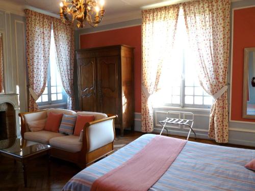 Postel nebo postele na pokoji v ubytování Château de la Râpée Hôtel restaurant