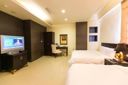 Televízia a/alebo spoločenská miestnosť v ubytovaní 王牌旅館 Ace Hotel