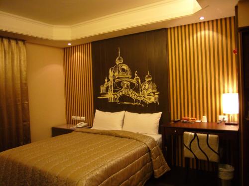 una camera d'albergo con un letto con una parete nera di Windmill Fashion Hotel a Kaohsiung