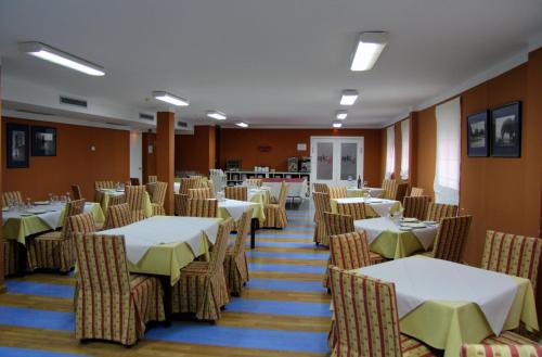 A restaurant or other place to eat at AHC Hoteles