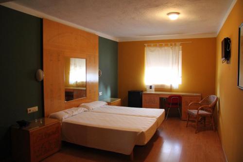 AHC Hoteles tesisinde bir odada yatak veya yataklar