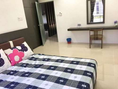 1 dormitorio con 1 cama, 1 mesa y 1 silla en MyHome Ganggarak en Labuan