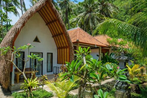 Un jardín fuera de Crystal Bay Bungalows