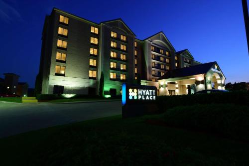 un hotel de noche con un cartel delante en Hyatt Place Dallas Las Colinas en Irving