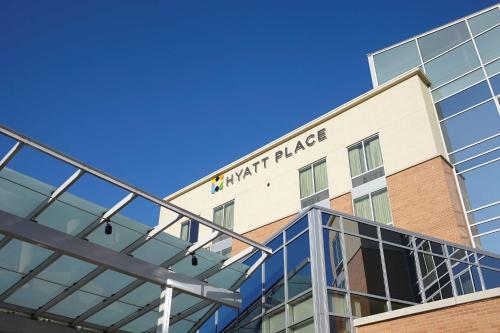 a view of the main place building at Hyatt Place Memphis Germantown in Memphis