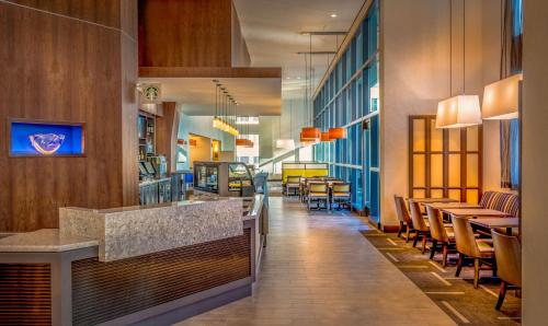 a restaurant with a bar and tables and chairs at Hyatt Place Washington D.C./National Mall in Washington