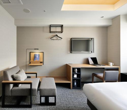 TV a/nebo společenská místnost v ubytování LAMP LIGHT BOOKS HOTEL nagoya