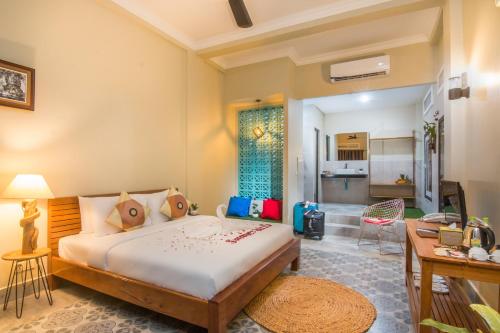 Un dormitorio con una cama y una sala de estar. en Summer Bliss Boutique, en Siem Reap