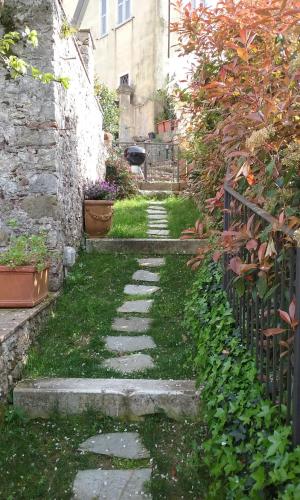 a garden with a stone path and a fence at I Glicini in Lerici