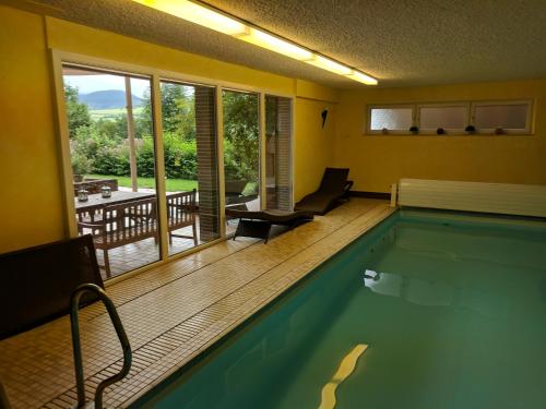 - une piscine avec vue sur un patio dans l'établissement Haus am Grasberg, à Poppenhausen