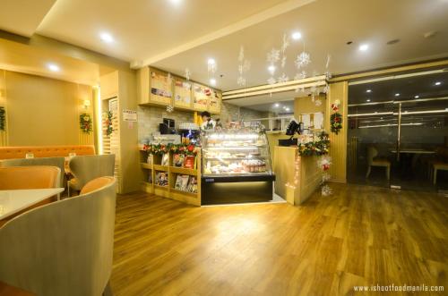 a restaurant with a grocery store with a counter at Extremeli Suites in Manila