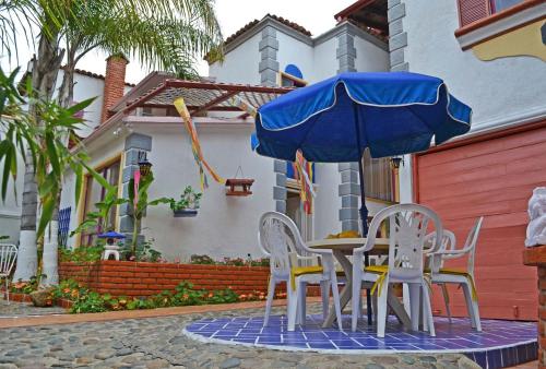 - une table, des chaises et un parasol sur la terrasse dans l'établissement Amazingly Romantic Vacation for Your Honeymoon, à Tijuana