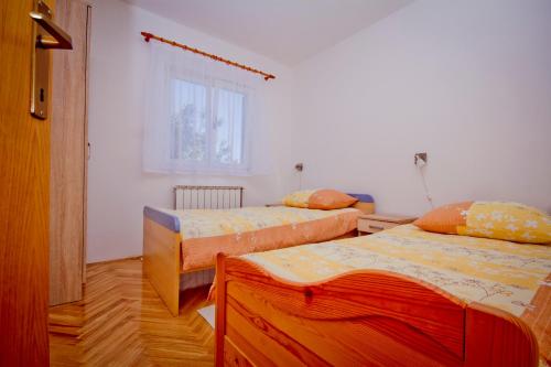 ein Schlafzimmer mit zwei Betten und einem Fenster in der Unterkunft Holiday Home Vinac in Dazlina