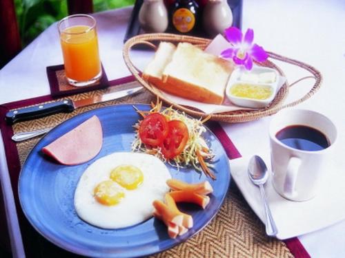 een blauw bord met eieren en groenten op een tafel bij Touch Star Resort - Doi Inthanon in Chom Thong