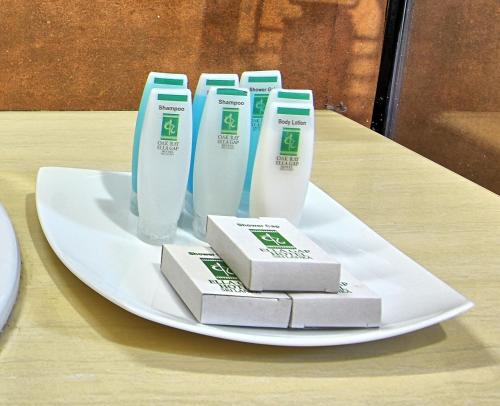 a plate with four electric toothbrushes on a table at Oak Ray Ella Gap Hotel in Ella