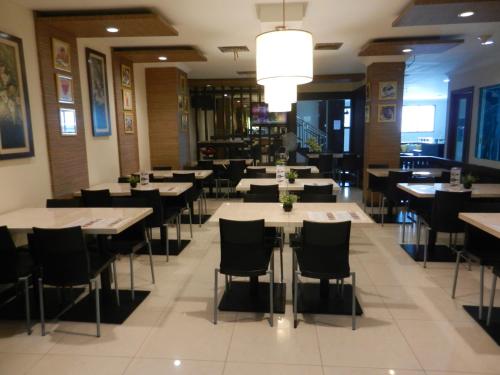 Karsa Utama Hotel 레스토랑 또는 맛집