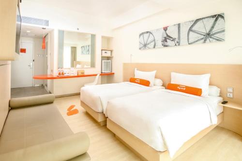 Кровать или кровати в номере HARRIS Hotel Sentraland