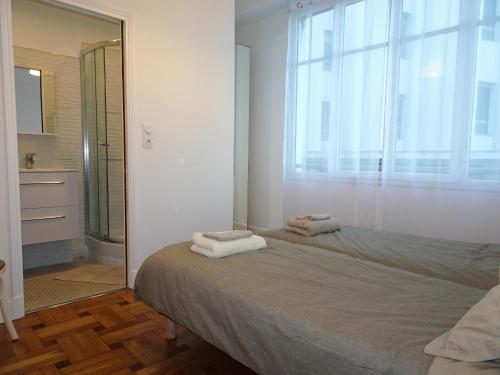 une chambre avec un grand lit et un grand miroir dans l'établissement 