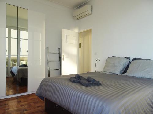 une chambre avec un lit avec des serviettes dessus dans l'établissement 