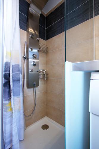 une salle de bain avec une douche avec un lavabo et des toilettes dans l'établissement 