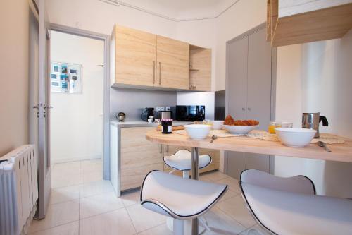 une cuisine avec un comptoir, des chaises et une table dans l'établissement 