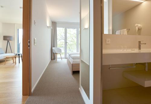 uma casa de banho com um lavatório e um espelho em APPADU Appartements em St. Gallen