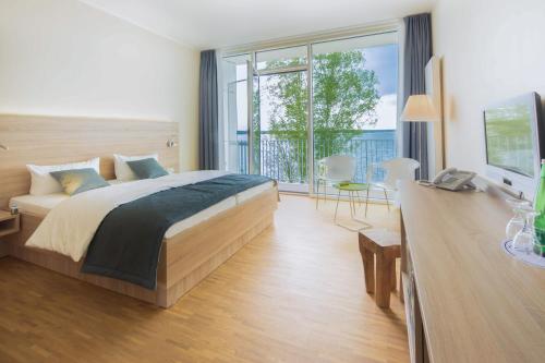 Postel nebo postele na pokoji v ubytování Strandhotel Senftenberger See