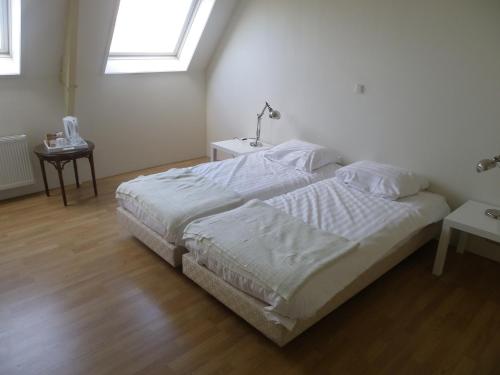 Katil atau katil-katil dalam bilik di De Gouden Karper