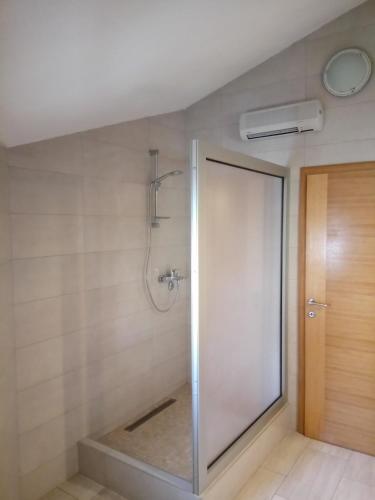 una doccia con una porta in vetro in un bagno di Apartments Aldi a Mostar