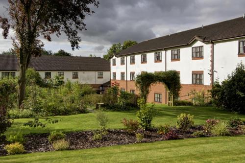a view of the house from the garden at Best Western Plus Ullesthorpe Court Hotel & Golf Club in Lutterworth