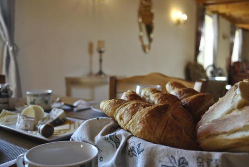 une table avec une assiette de pain sur une table dans l'établissement La Grange Fleurie, à Tramayes