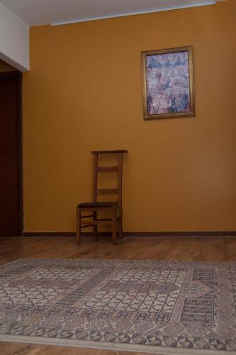 een kamer met een stoel en een schilderij aan de muur bij B&B In de zevende hemel in Reijmerstok