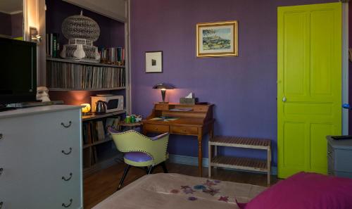 a bedroom with green and purple walls and a desk at Camera et Caetera Chambres d'hôtes B&B in Roubaix