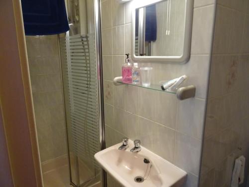 Ett badrum på Glendowie Hotel