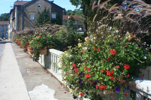 a row of flowers on a fence at Les Ponts de l'Ornain in Bar-le-Duc
