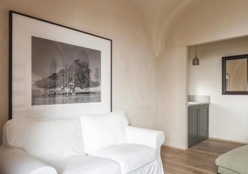 a living room with a white couch and a picture at Castello di Gabiano in Gabiano