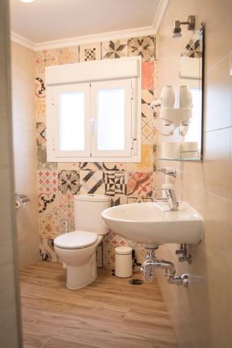 a bathroom with a toilet and a sink at La Casa Del Recreo in Cómpeta