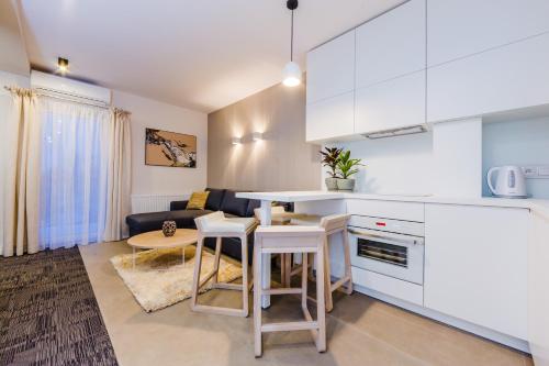 ジェシュフにあるZigzak Apartments Superior 10Aの白いキャビネット付きのキッチン、リビングルーム