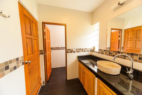 Kuchyň nebo kuchyňský kout v ubytování 3 Bedroom Zen Island SDV342-By Samui Dream Villas